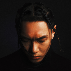 扒下内裤露出打嫩嫩的屁股
