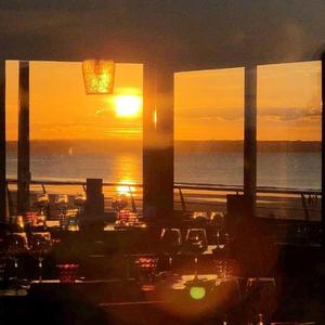 扒下内裤露出打嫩嫩的屁股
