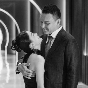 扒下内裤露出打嫩嫩的屁股
